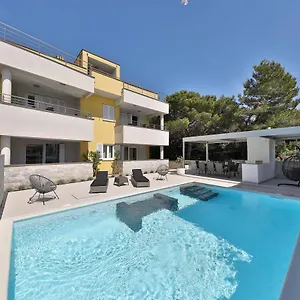 luxury-villa-nada-with-pool.hotelinzadar.com/